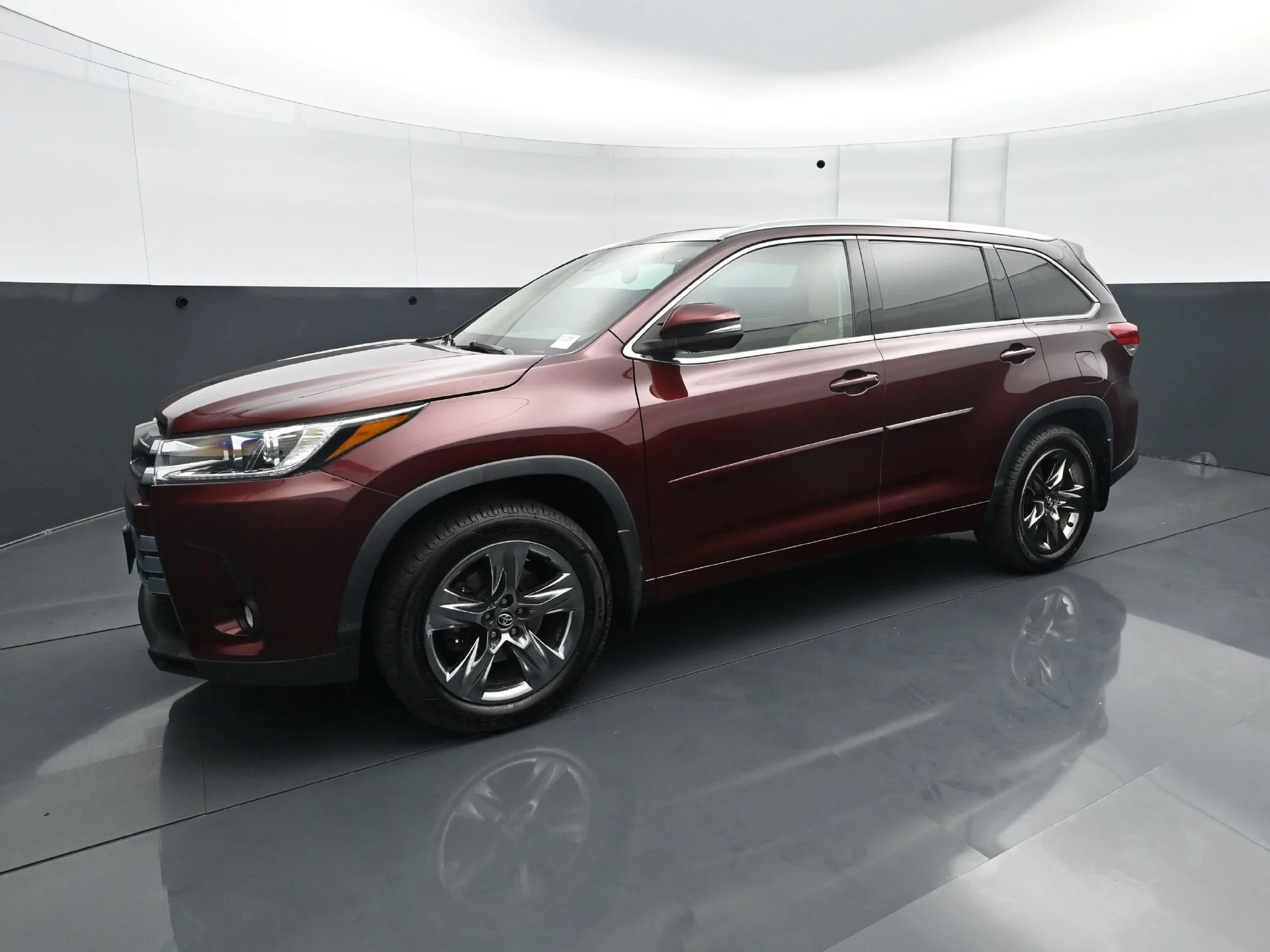 Used 2018 Toyota Highlander Limited Platinum with VIN 5TDDZRFH3JS882546 for sale in Minneapolis, Minnesota