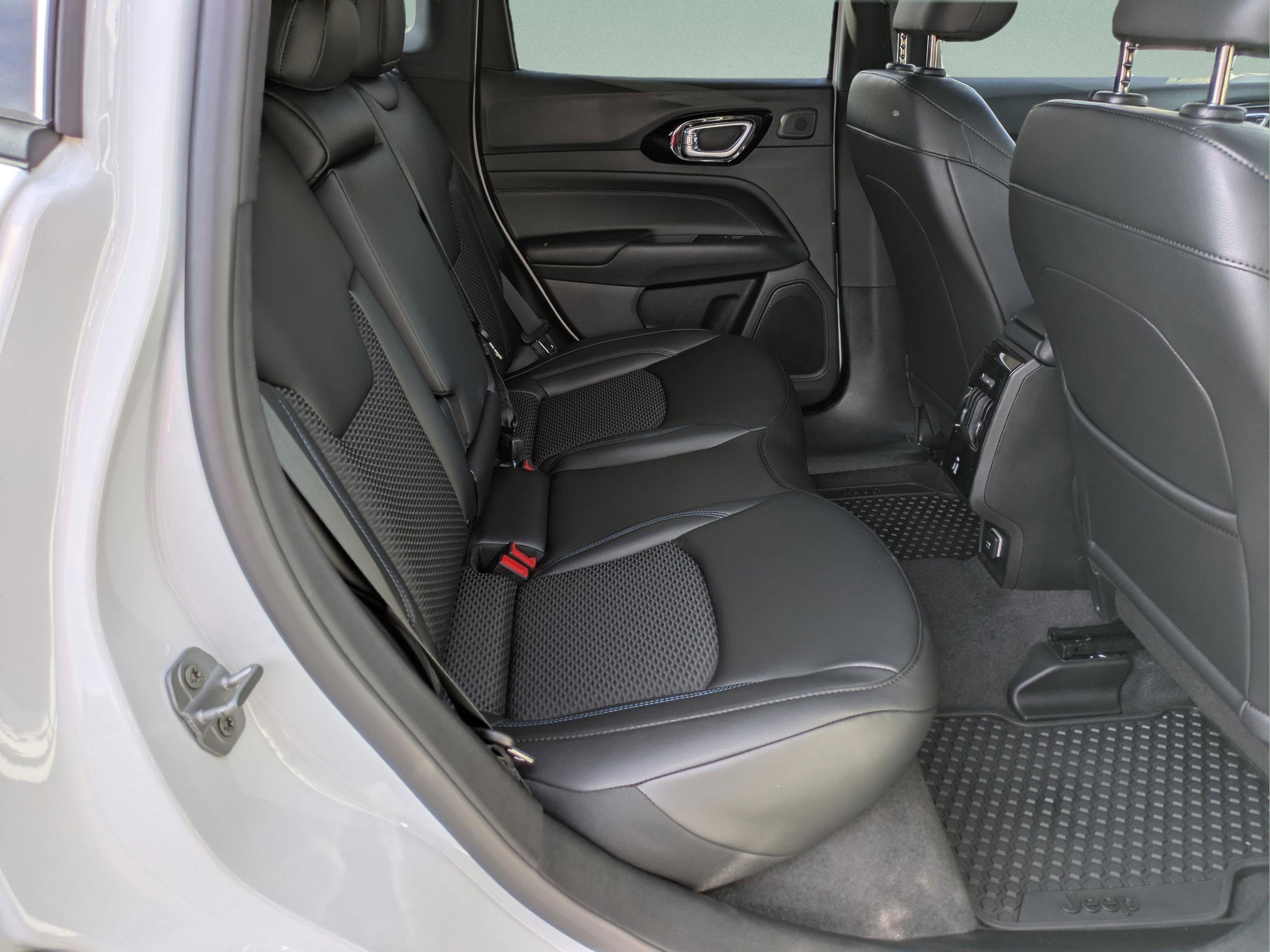 New 2026 Bright White Clearcoat Jeep Latitude Altitude image 13