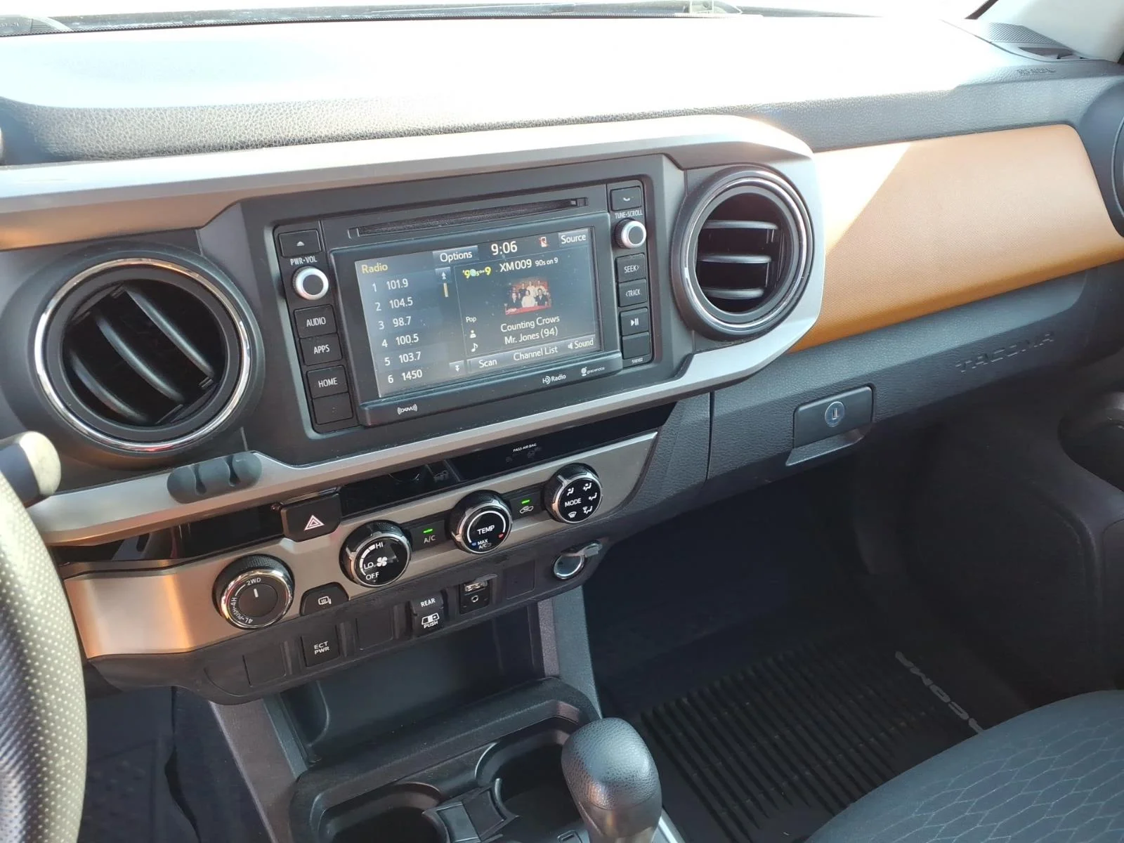 Used 2018 White Toyota  image 6