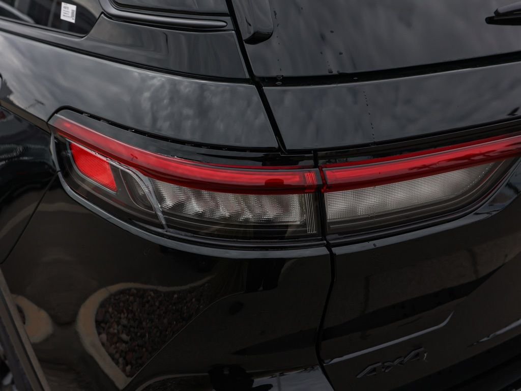 New 2026 Diamond Black Crystal Pearl-Coat Exterior Paint Jeep Limited image 6