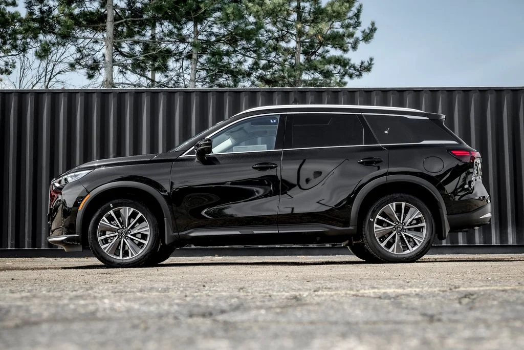 New 2027 MINERAL BLACK INFINITI Luxe AWD image 3