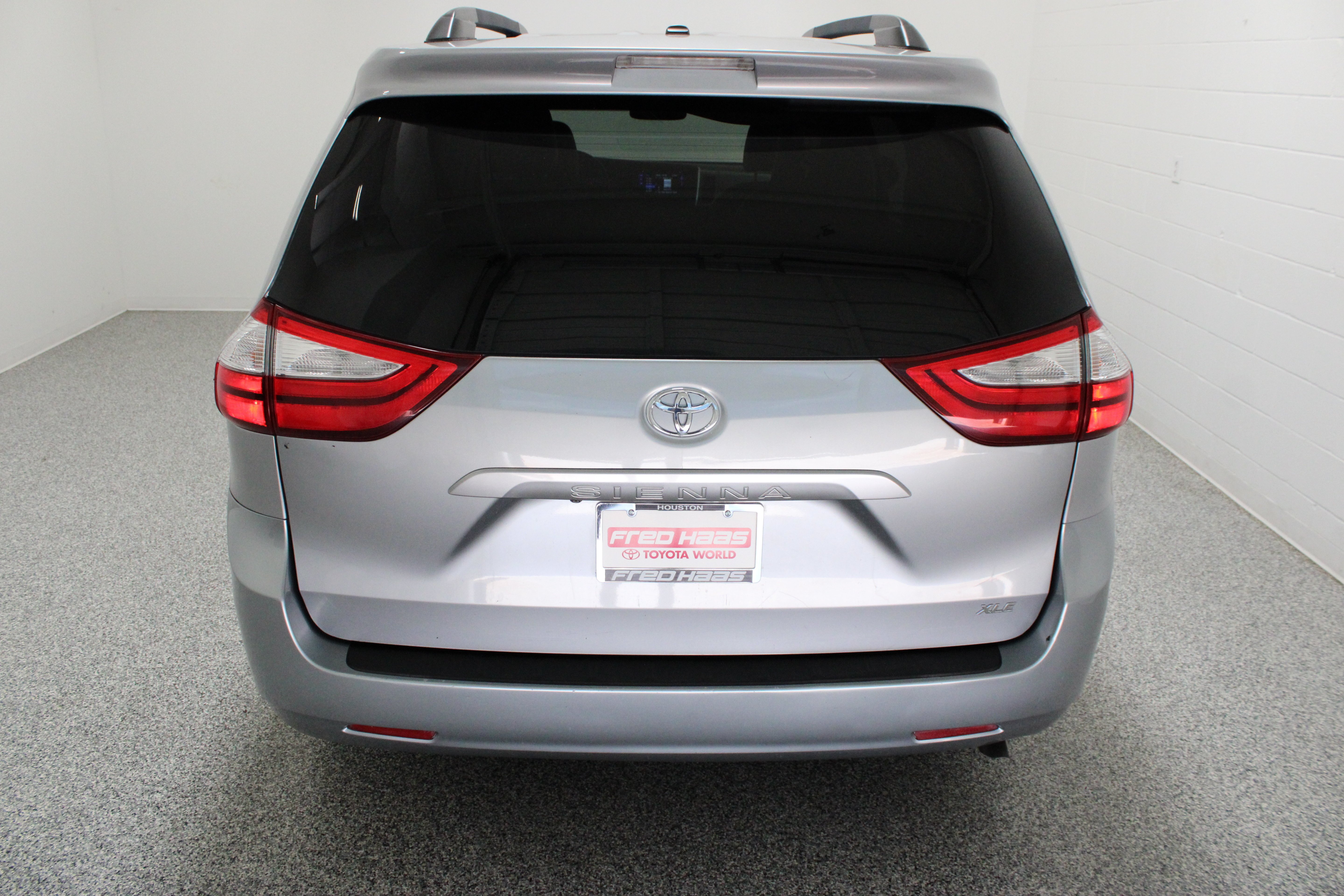 Used 2015 Silver Sky Metallic Toyota XLE Premium 3.5L image 8