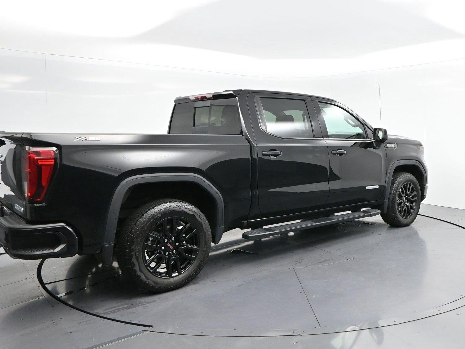 Used 2025 Onyx Black GMC Elevation image 7