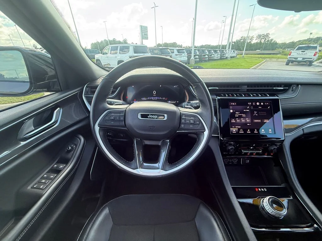 Used 2022 Gray Jeep Altitude image 9
