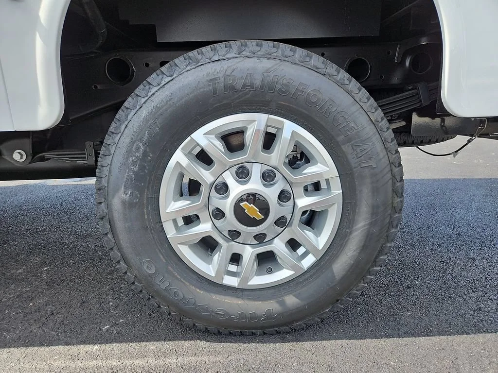 New 2026 Summit White Chevrolet WT image 24