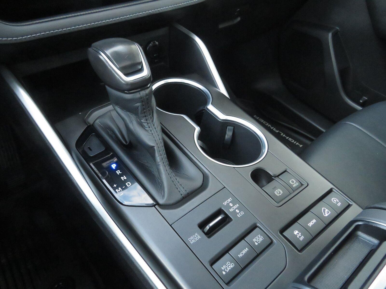 Used 2020 Midnight Black Metallic Toyota XLE image 31