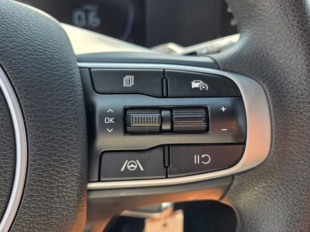 Used 2025 Snow White Pearl Kia LX image 23