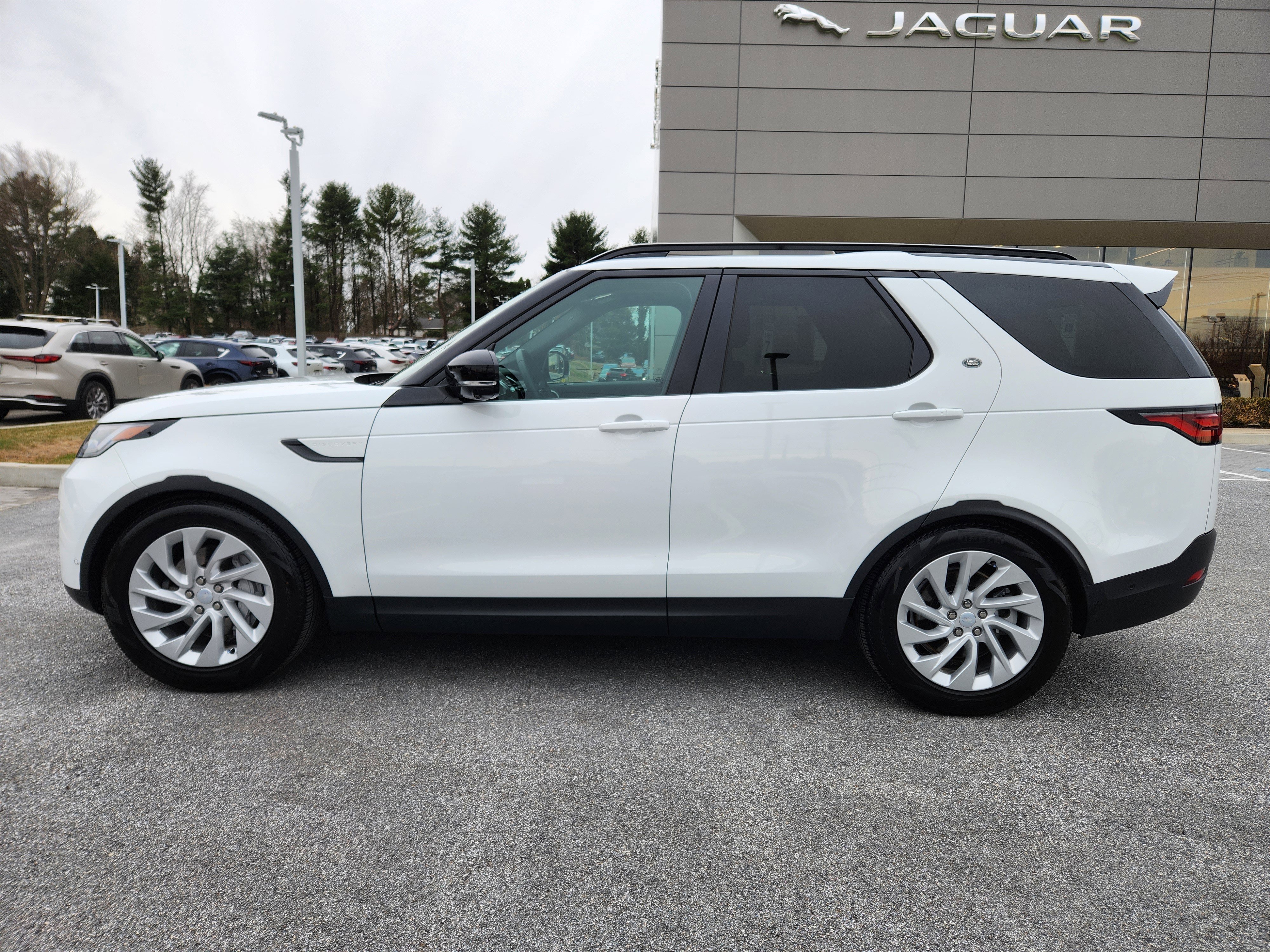 Certified Used 2025 Fuji White Land Rover S image 5