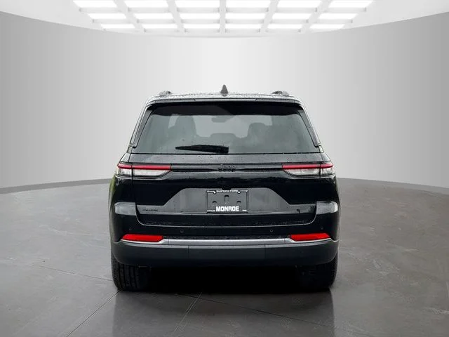 New 2026 Diamond Black Crystal Pearl-Coat Exterior Paint Jeep Limited image 6