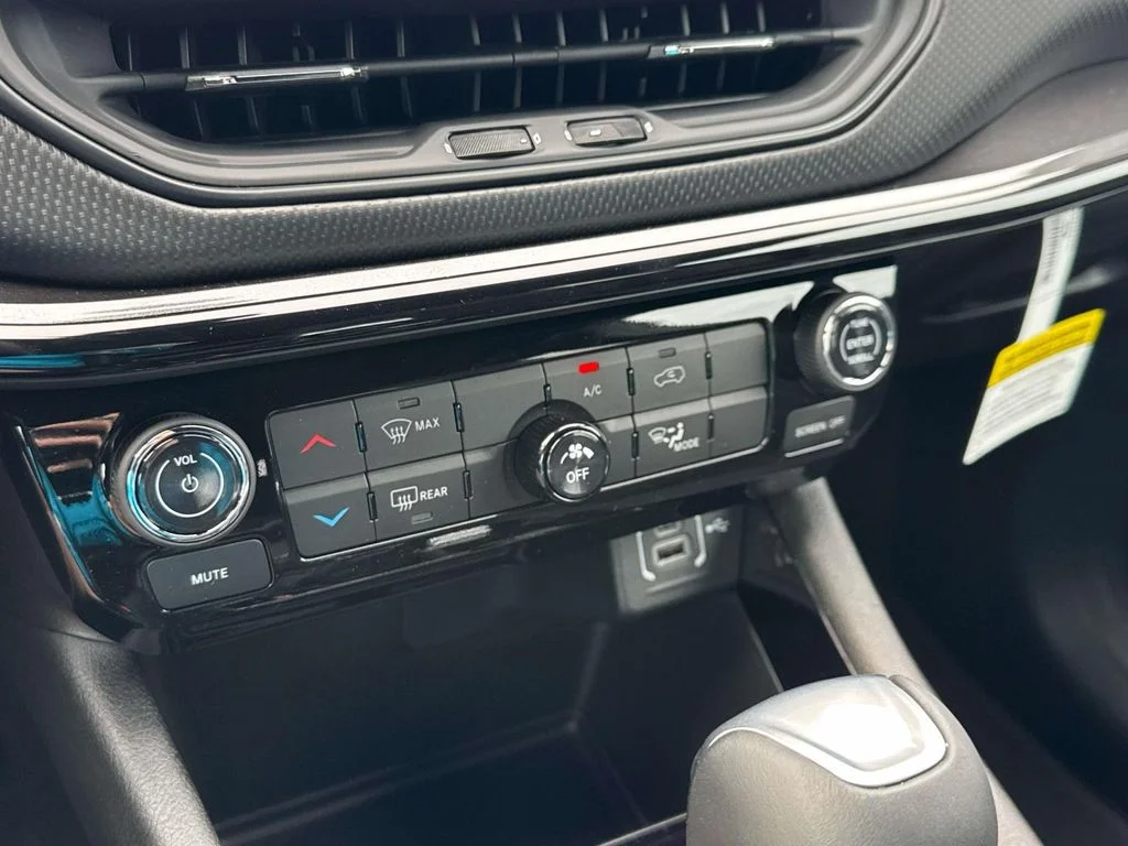New 2026 White Jeep Latitude image 49