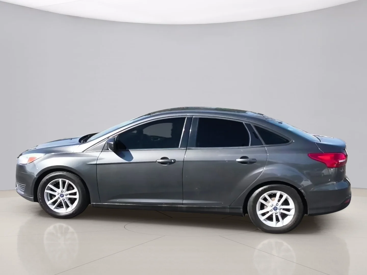 Used 2018 Grey Ford SE image 8