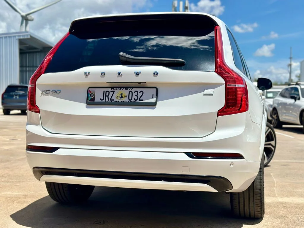 Used 2022  Volvo T8 R-Design 7 Passenger image 3