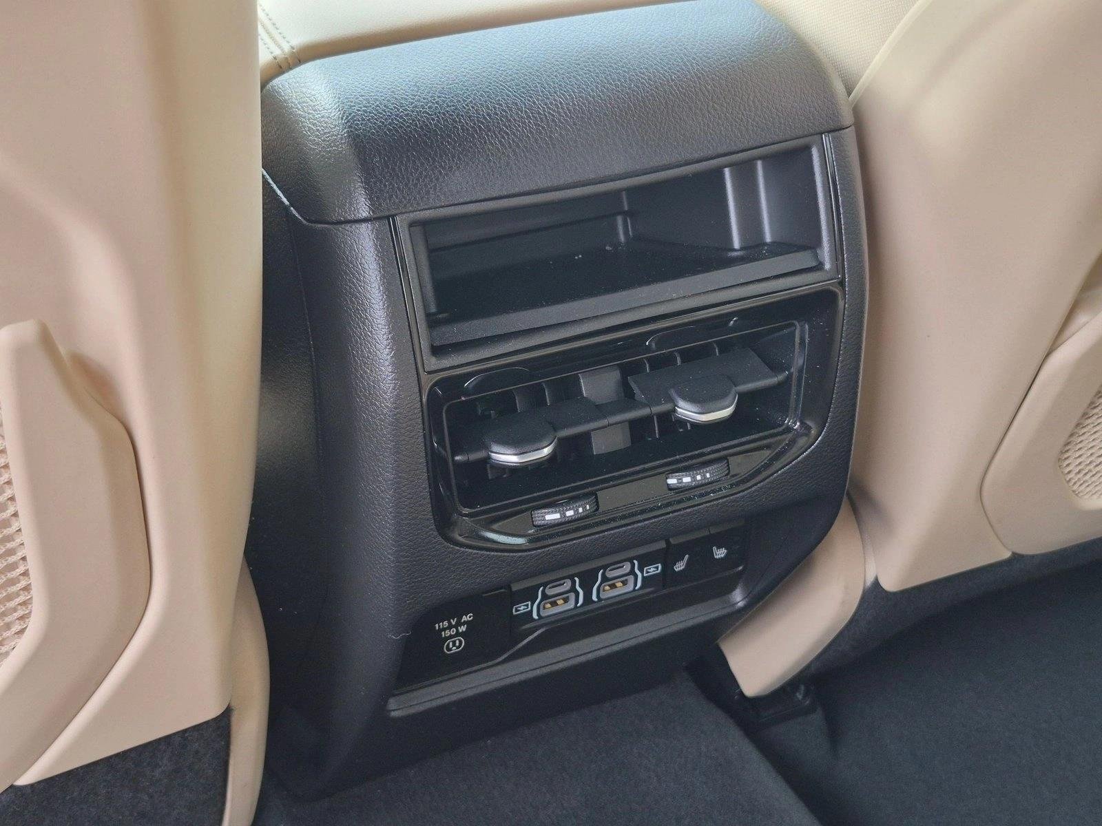 Used 2022 Diamond Black Crystal Pearlcoat Jeep  image 18