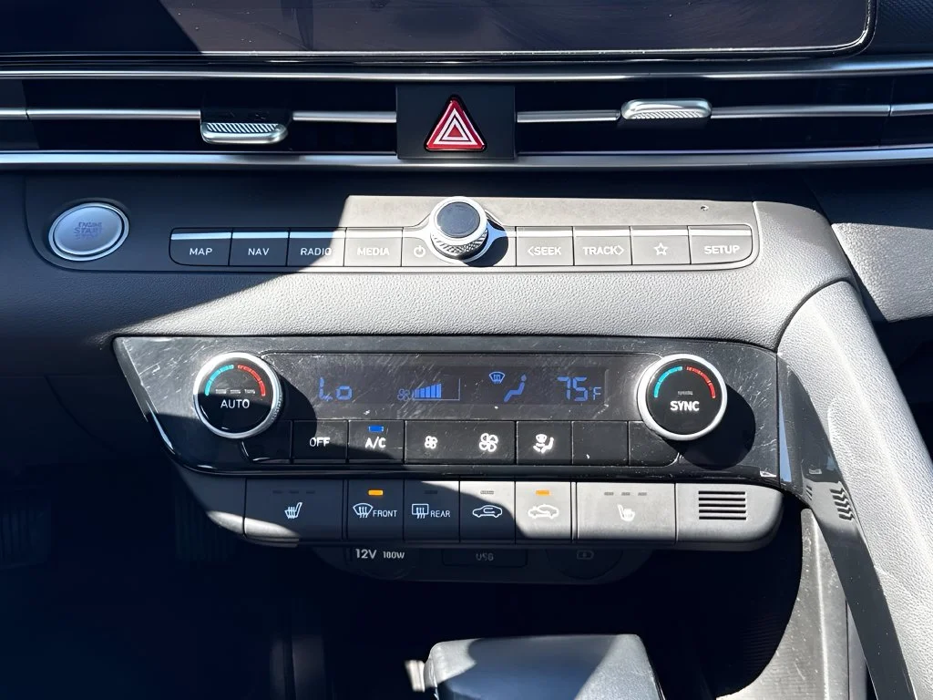 Used 2025 White Hyundai SEL Convenience image 18