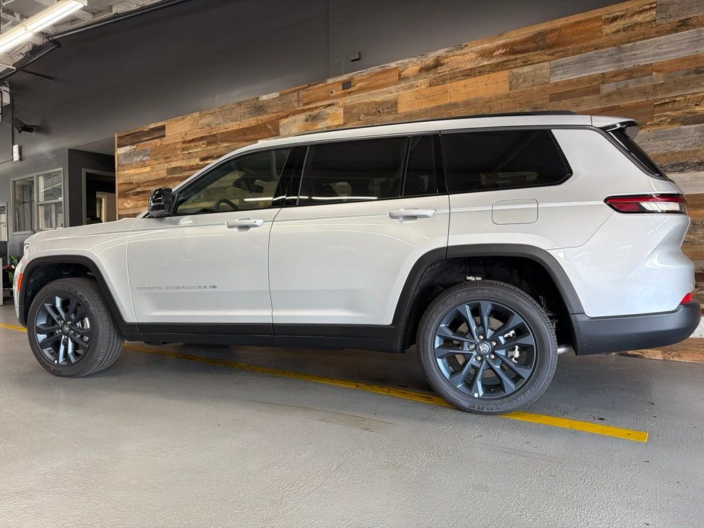 New 2026 Silver Zynith Exterior Paint Jeep Limited image 19