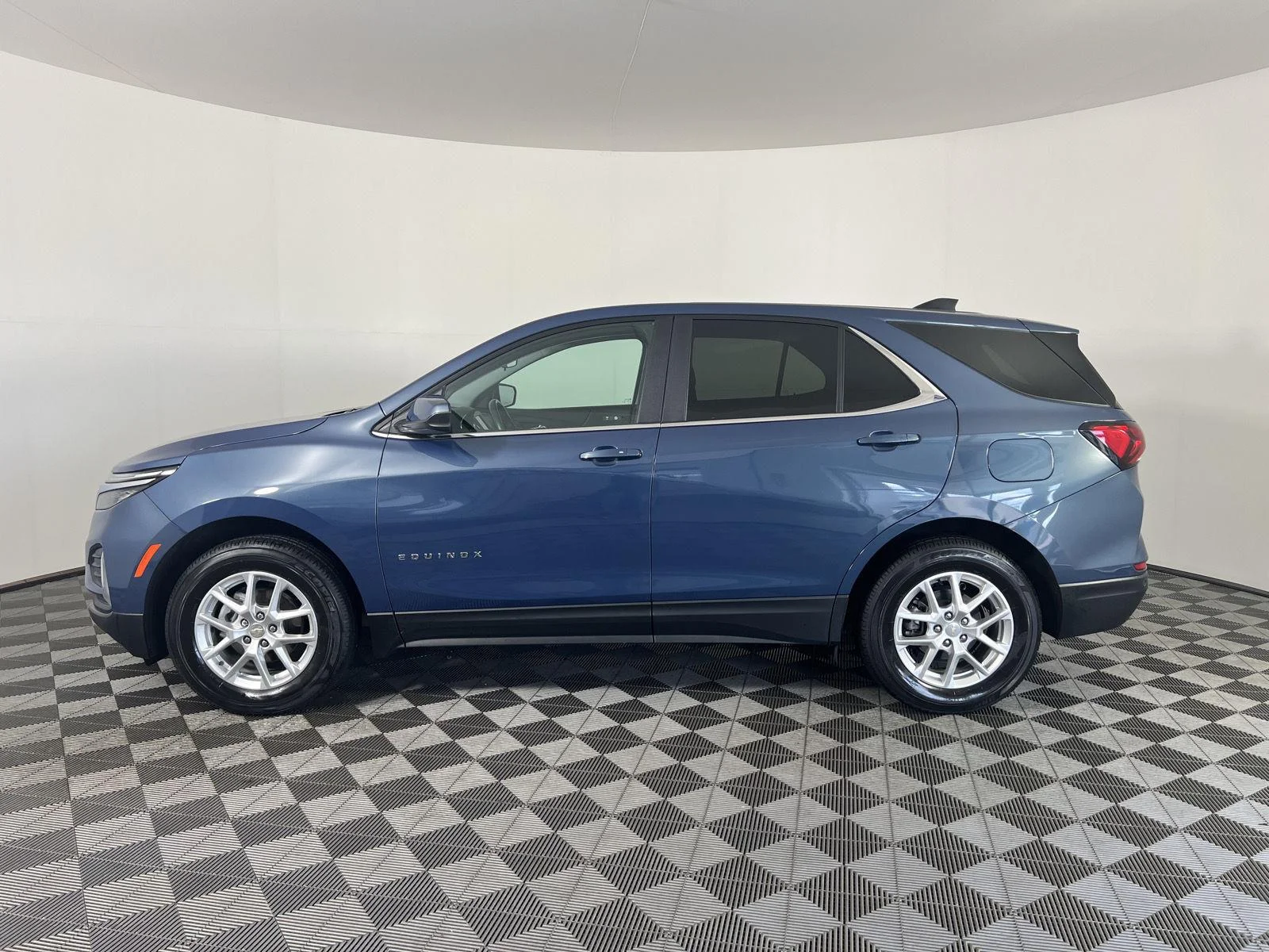 Used 2024 Lakeshore Blue Metallic Chevrolet LT image 28
