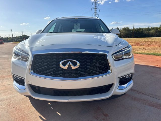 Used 2019 White INFINITI LUXE image 2