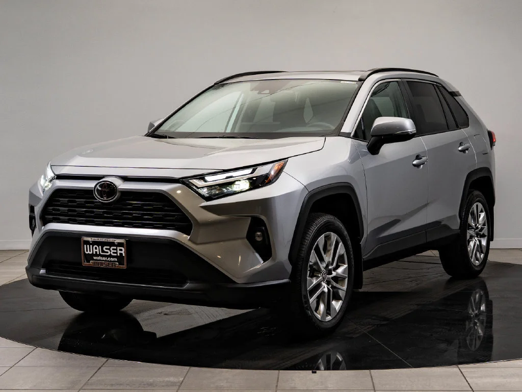 Used 2025 Silver Sky Metallic Toyota XLE Premium image 1