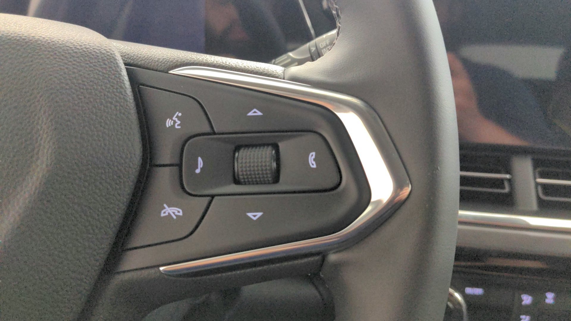 New 2026 Mosaic Black Metallic Chevrolet ACTIV image 25