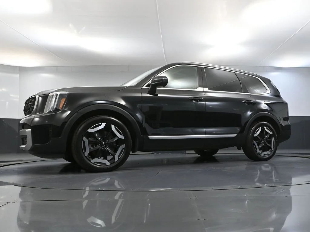 Used 2023 Black Kia EX X-Line image 58