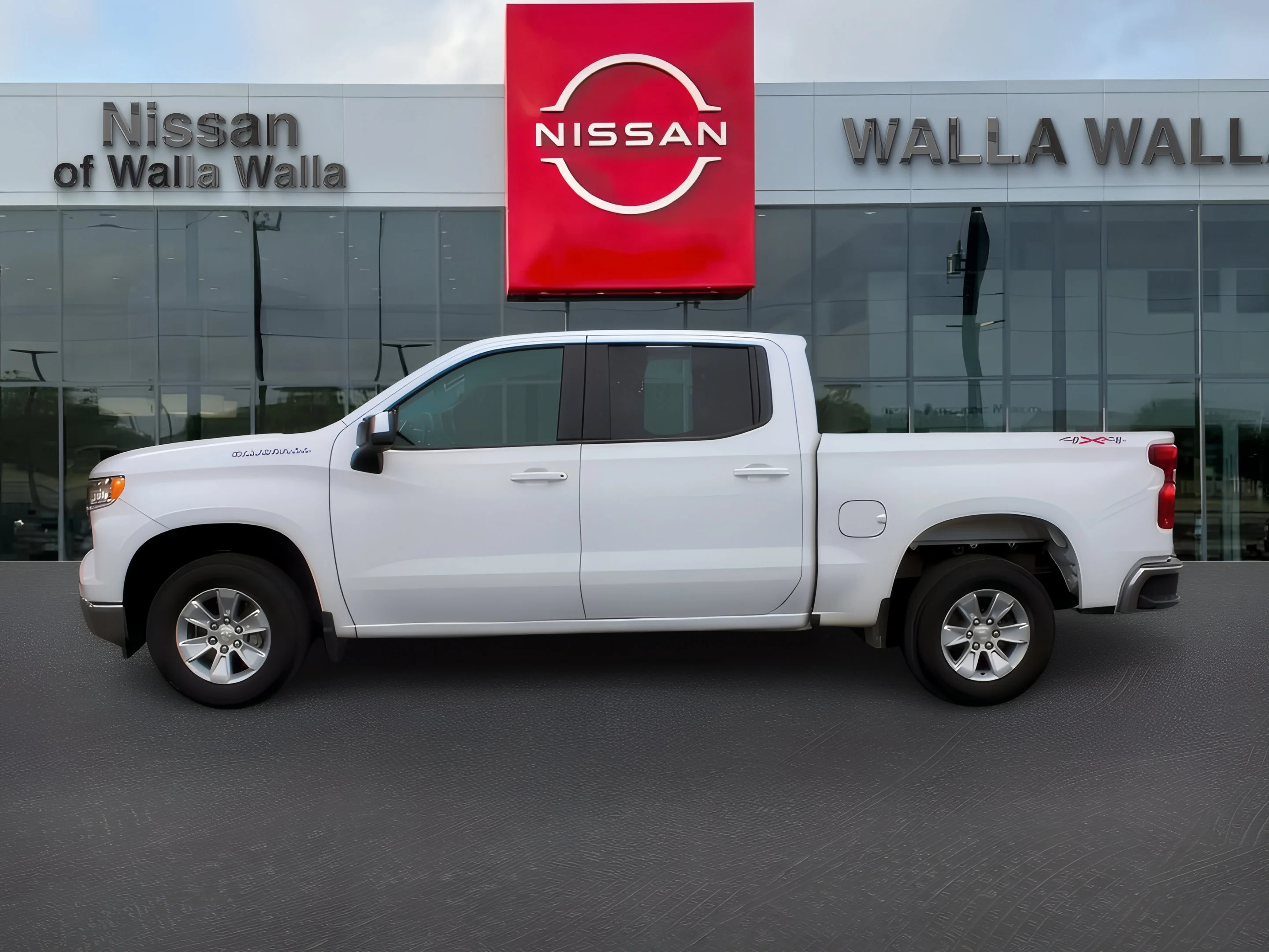 Used 2023 Summit White Chevrolet LT image 4