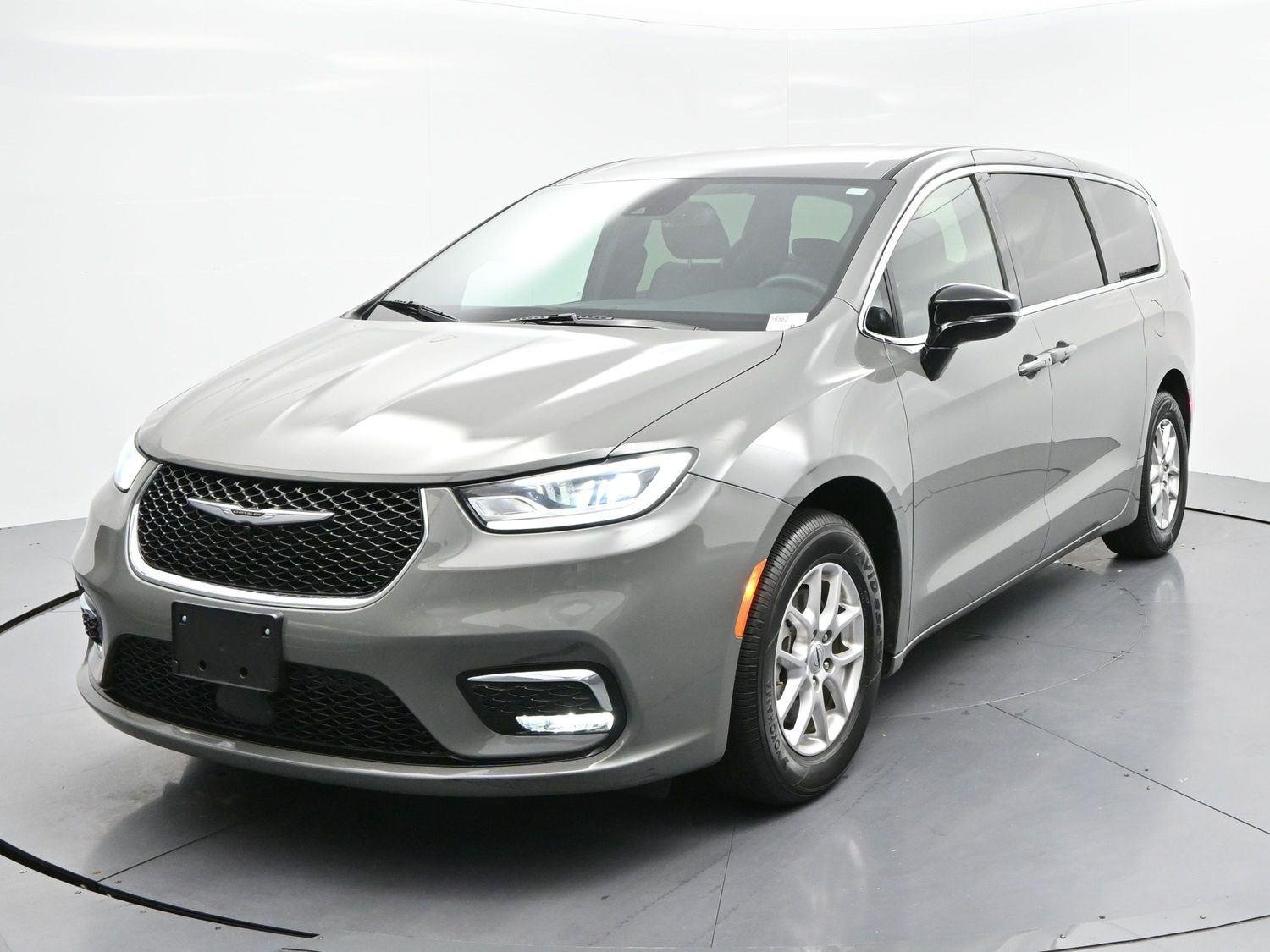 Used 2025 Gray Chrysler Select image 3