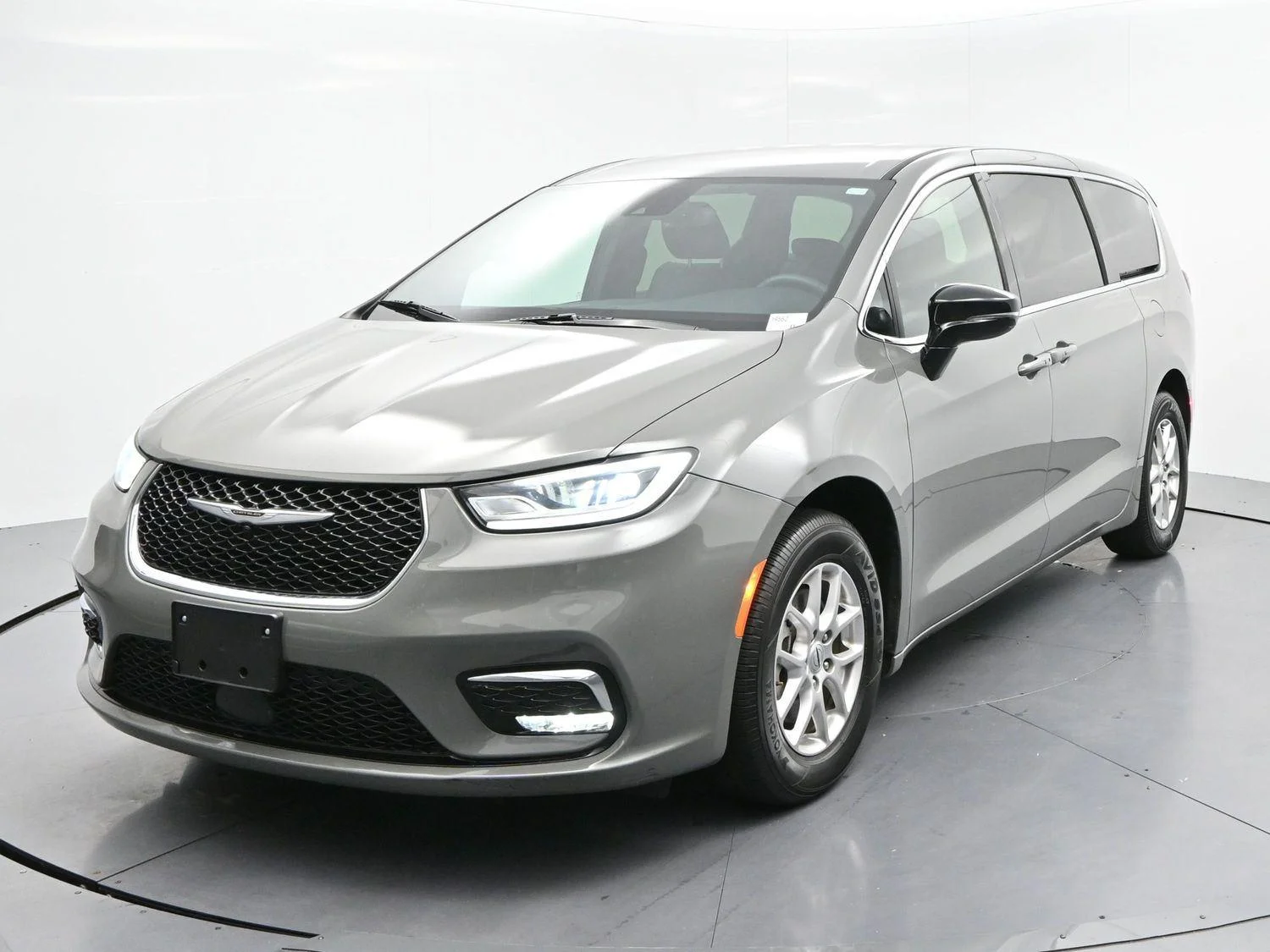 Used 2025 Gray Chrysler Select image 3