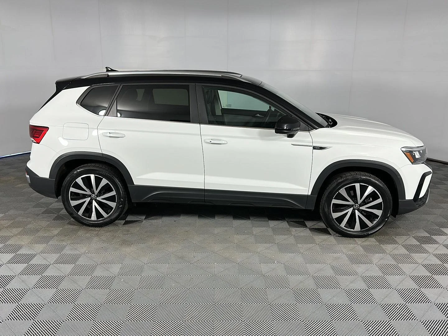 Used 2023 Pure White w/Deep Black Roof Volkswagen SE image 15