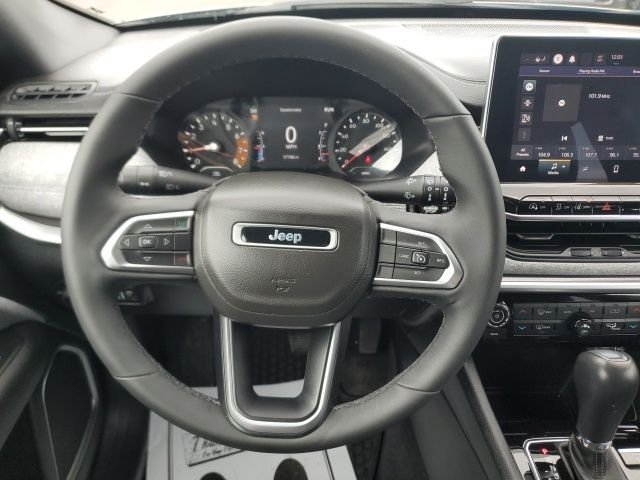 Used 2023 Silver Jeep Latitude image 18