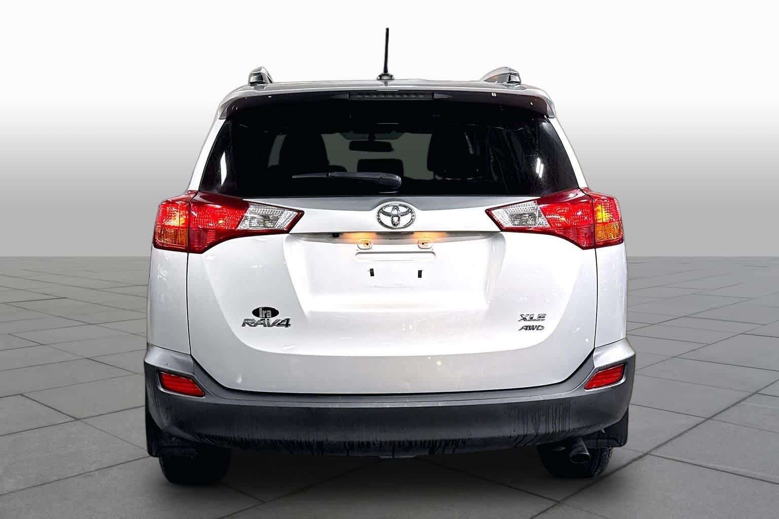 Used 2015 Classic Silver Metallic Toyota XLE image 5