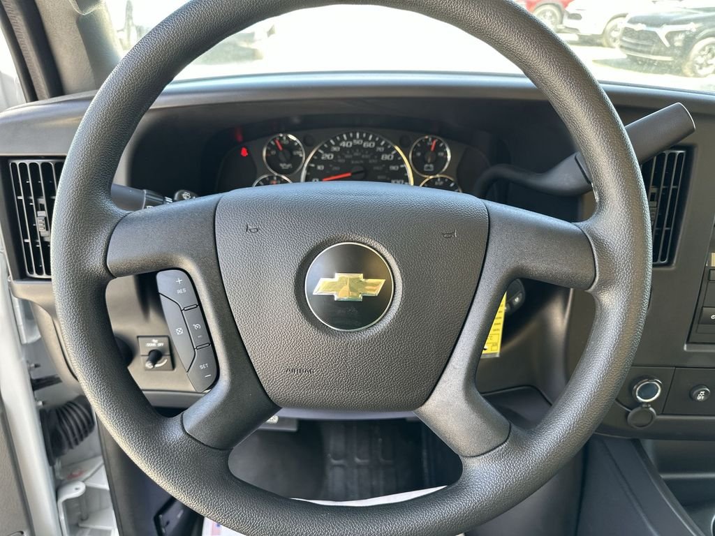 New 2025 Summit White Chevrolet 1WT image 19