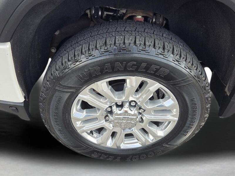 Used 2022 White Frost GMC 4WD CREW CAB 172" DENALI image 9