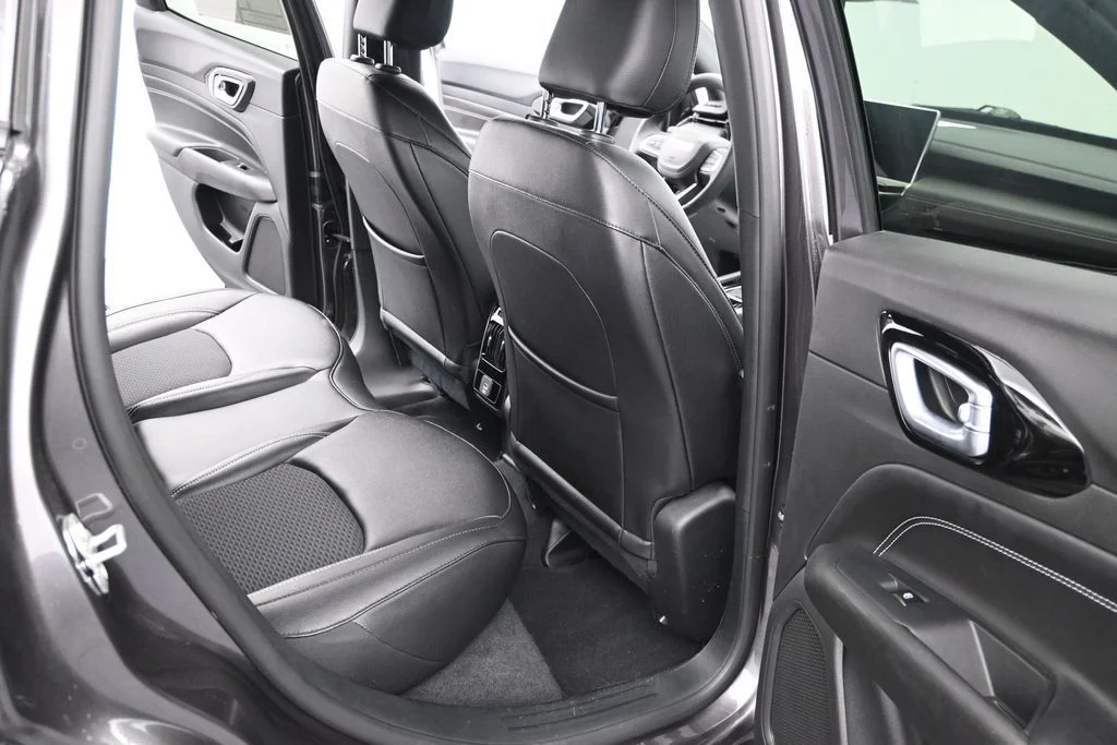 Used 2024  Jeep Latitude image 16