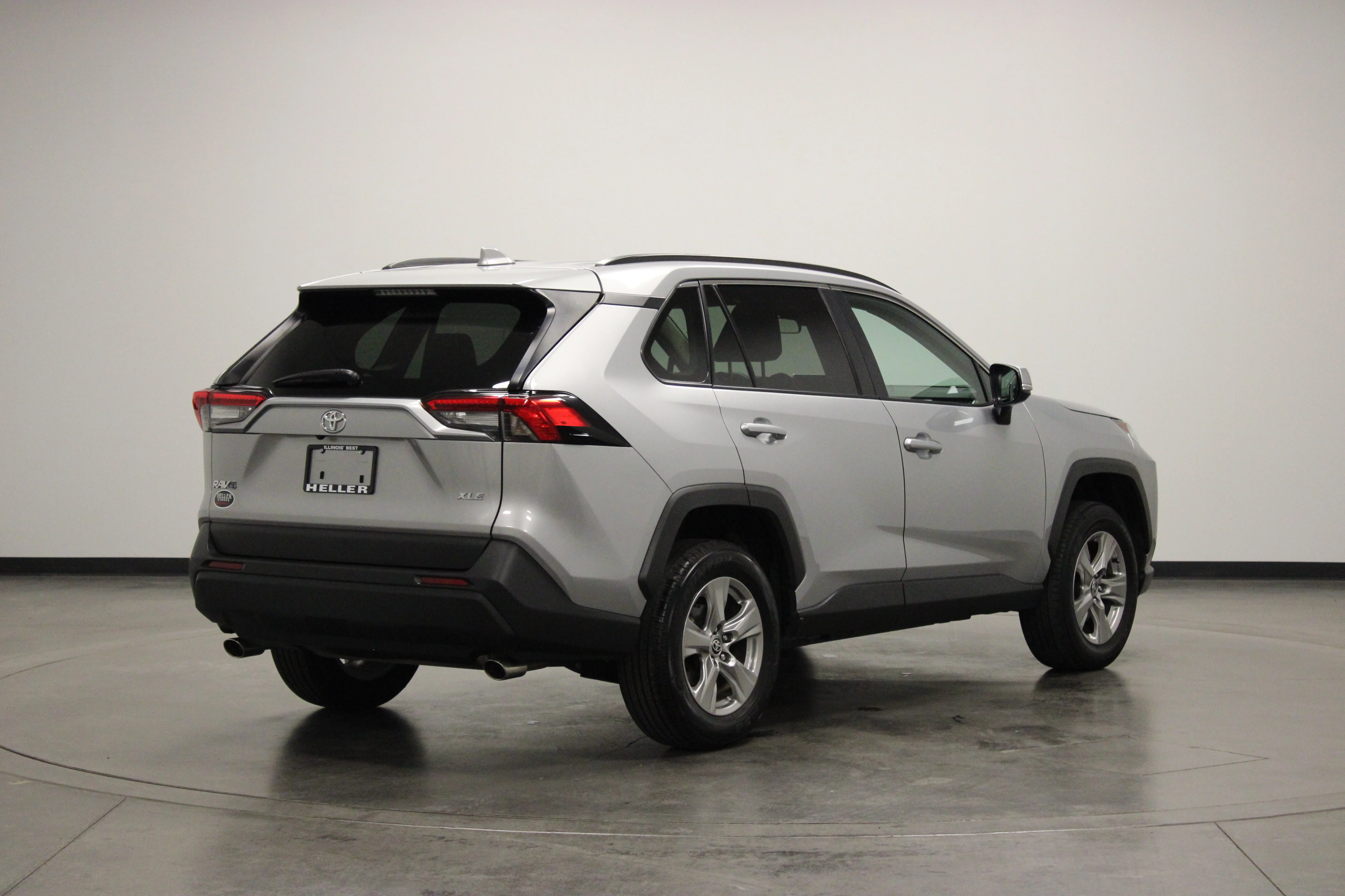 Used 2025 Silver Sky Metallic Toyota XLE image 8