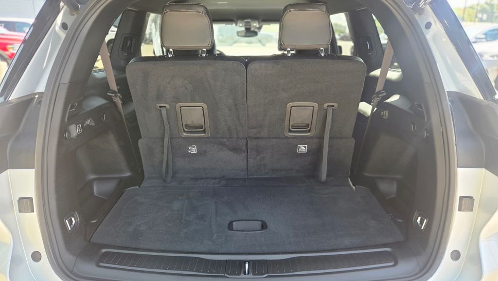 Used 2023 Silver Jeep Altitude image 9