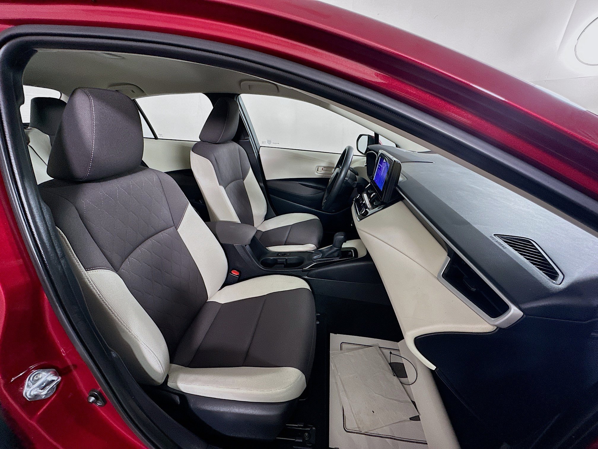 Used 2025 Pearl Toyota LE image 27