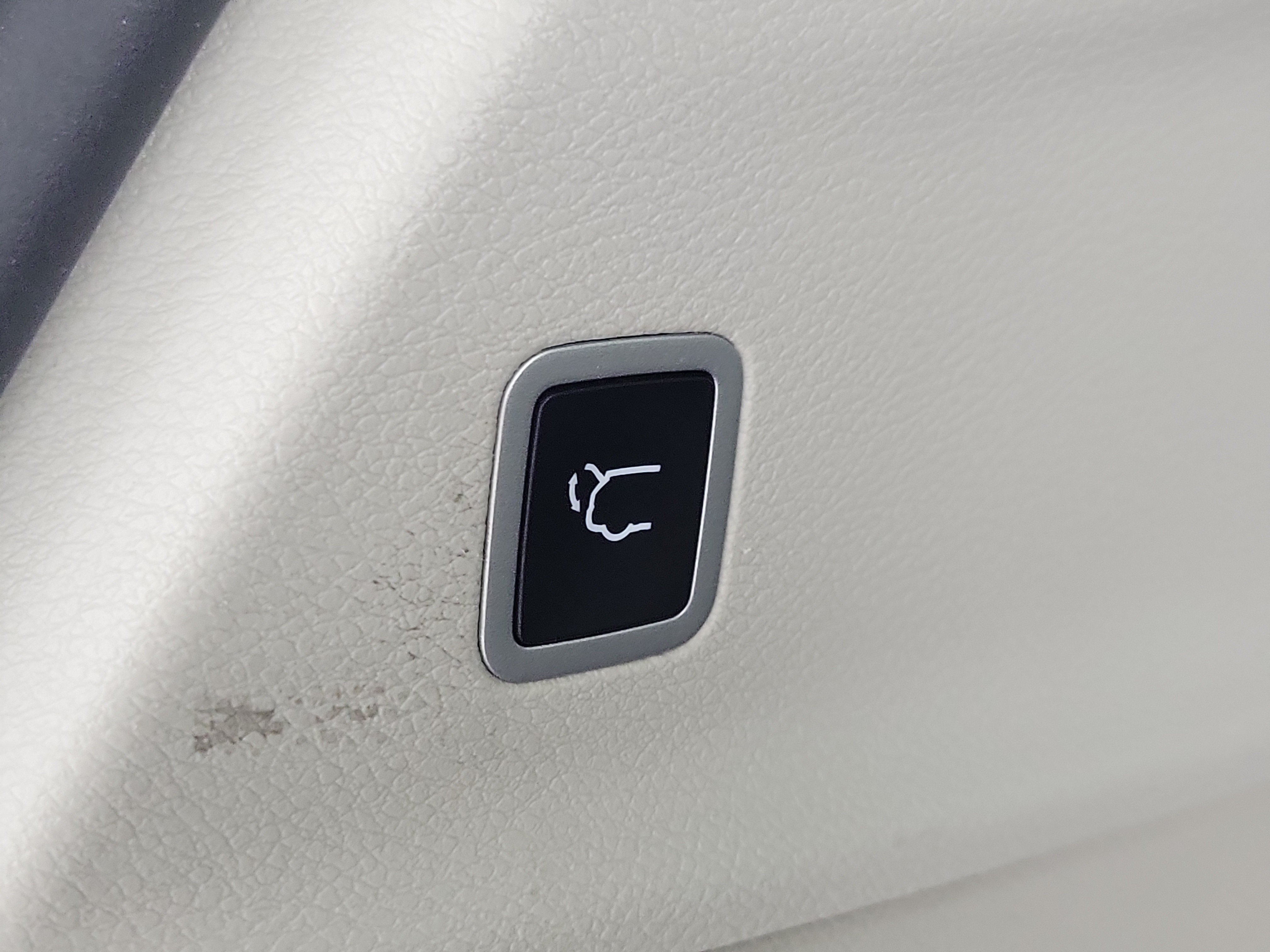 Used 2019 Bright White Clearcoat Chrysler Touring L image 6