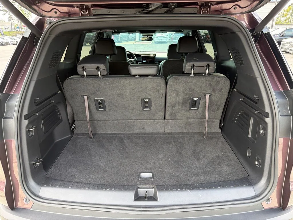 Used 2024 Brown GMC Elevation image 18