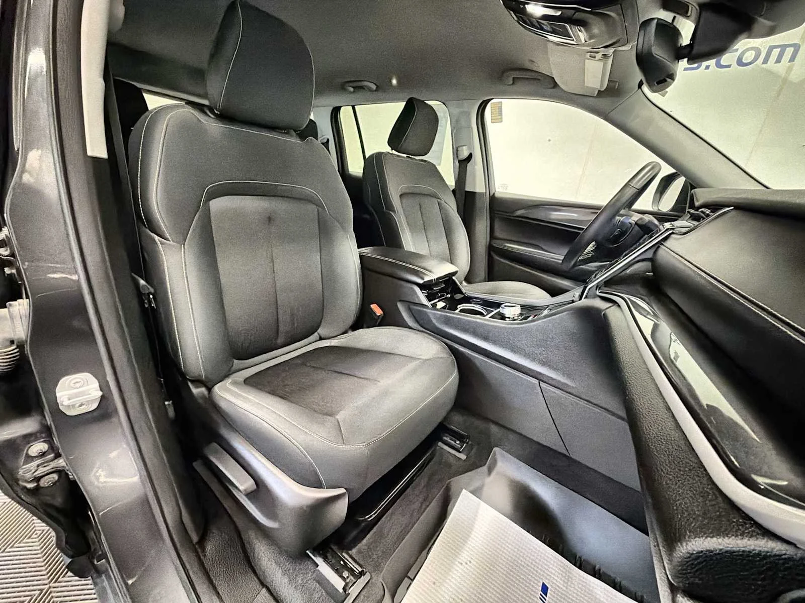 Used 2022 Baltic Gray Metallic Clearcoat Jeep Laredo image 25