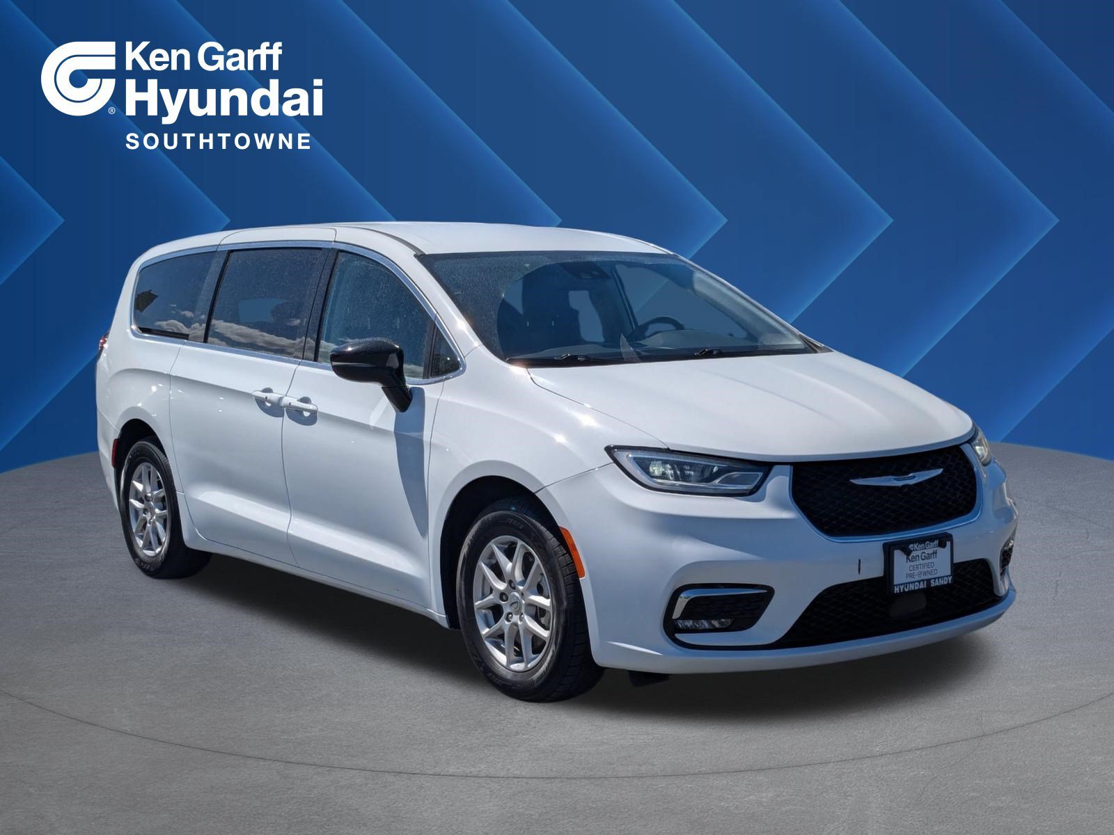 2024 Chrysler Pacifica Touring L's photo