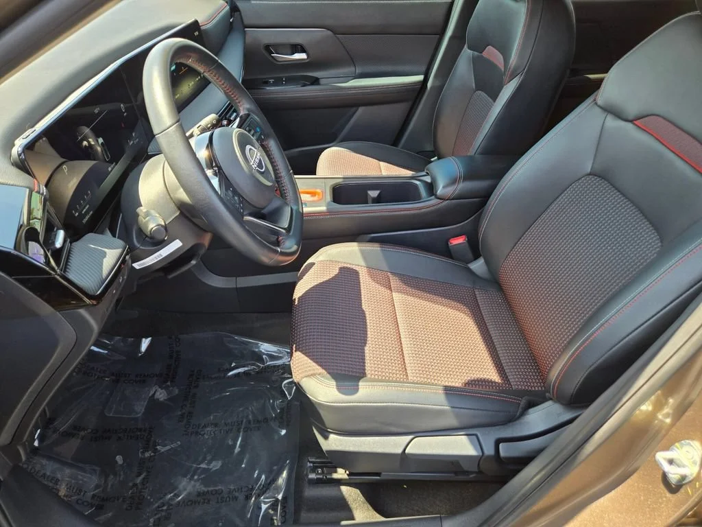 Used 2025 Canyon Bronze Met Nissan SR image 10