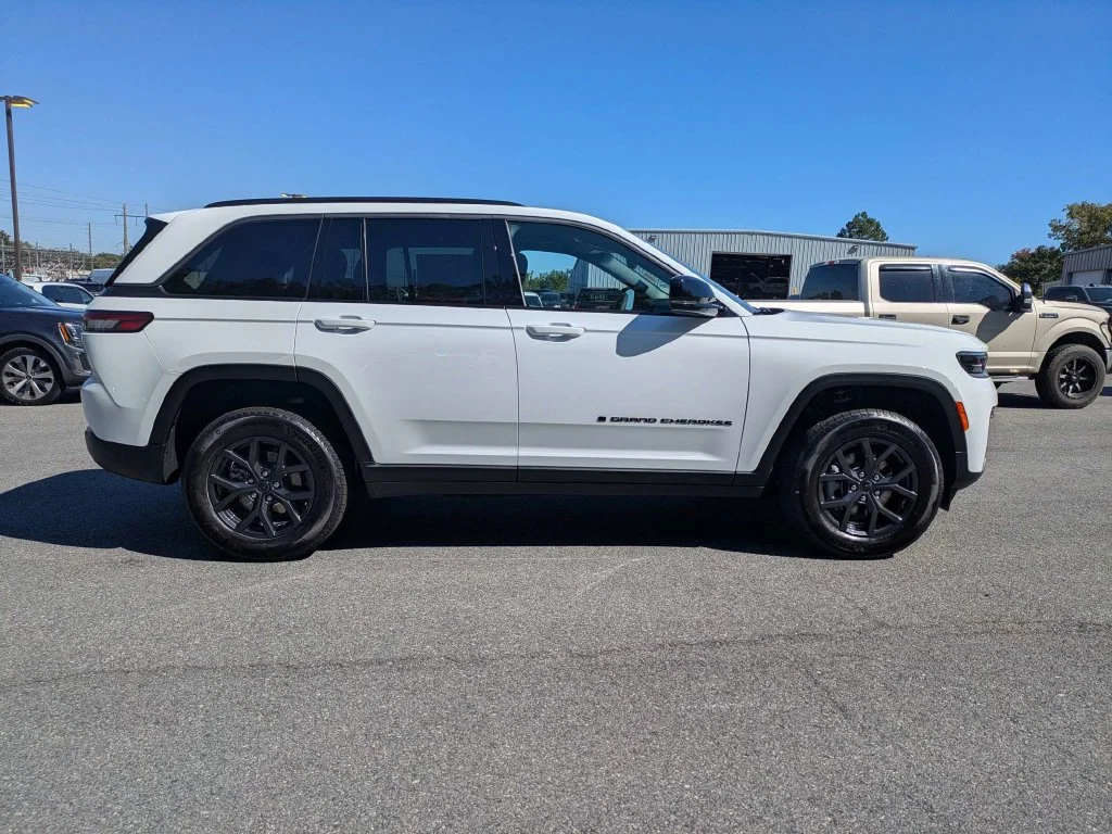 New 2027 Bright White Clear-Coat Paint Jeep  image 3
