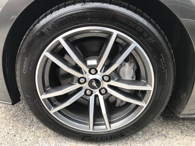 Used 2015 Magnetic Metallic Ford GT Premium image 11