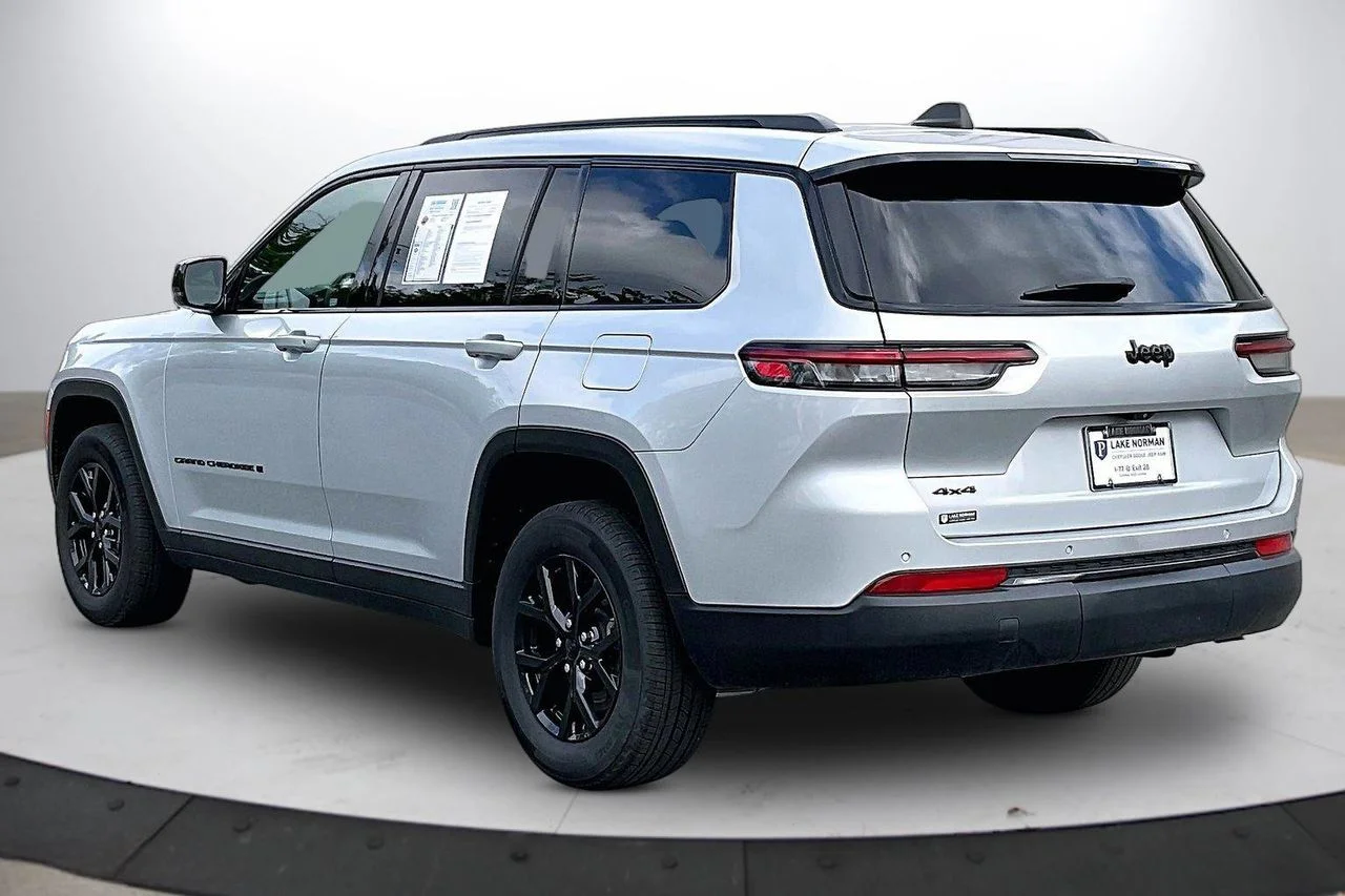 Used 2024 Silver Jeep Altitude image 7