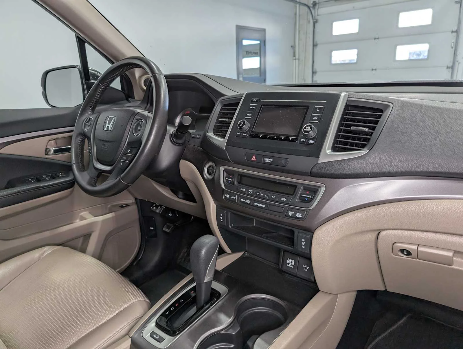 Used 2019 Platinum White Pearl Honda RTL image 42