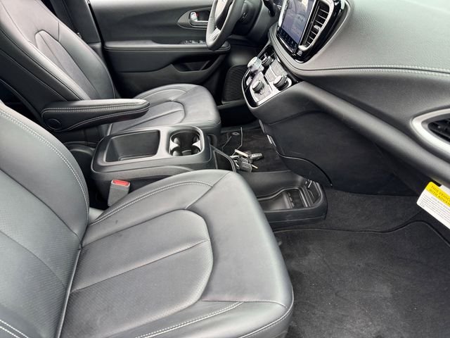 Used 2025 Black Chrysler Select image 21
