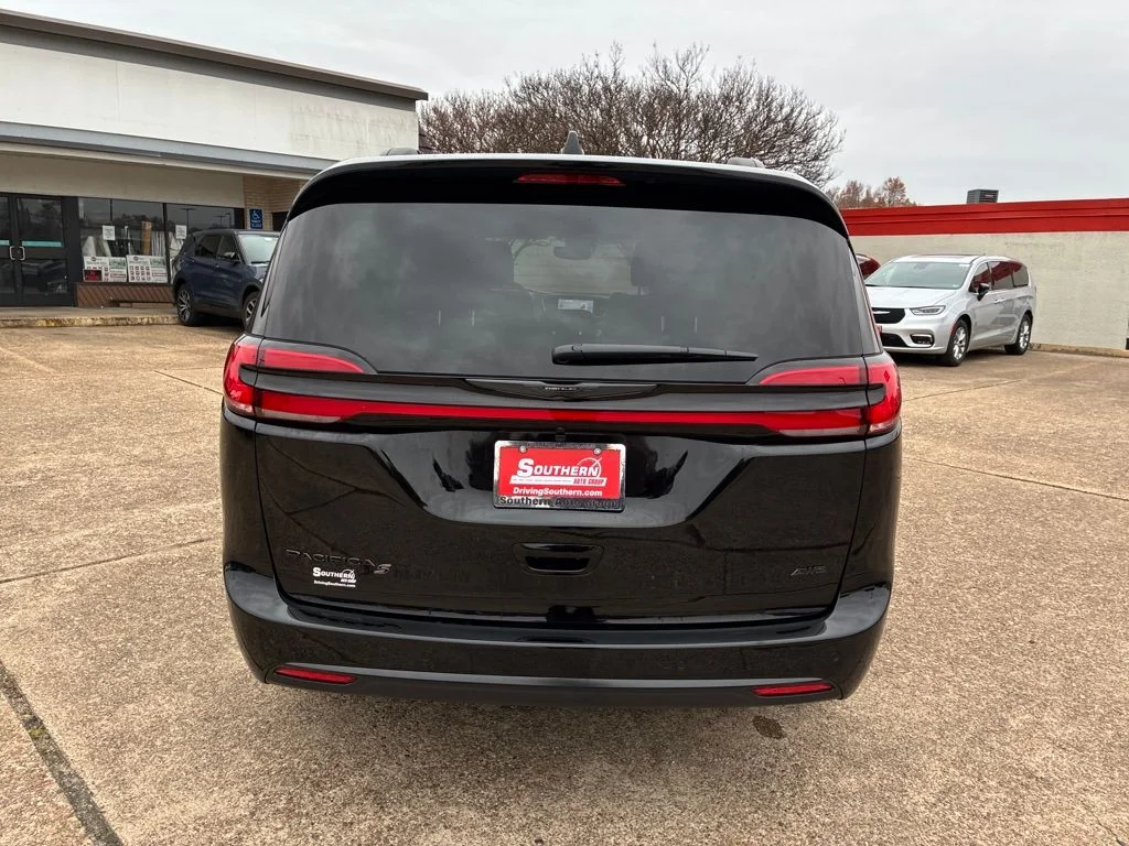New 2026 Diamond Black Crystal Pearl-Coat Exterior Paint Chrysler Select image 4
