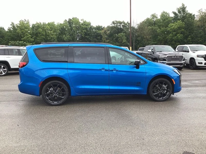 New 2027 Hydro Blue Pearl-Coat Exterior Paint Chrysler Select image 8