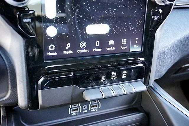New 2026 Diamond Black Crystal Pearl-Coat Exterior Paint RAM Laramie image 34