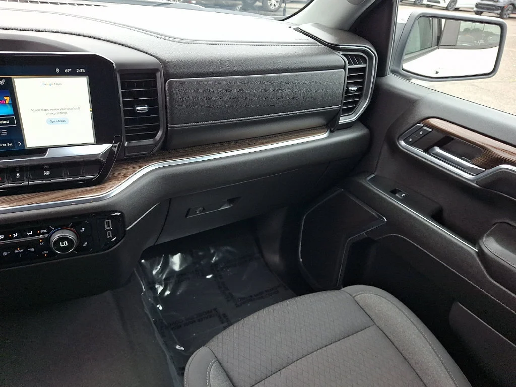 Used 2024 Summit White Chevrolet LT image 17